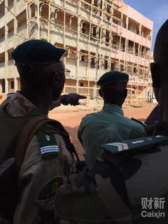 丽笙酒店外围，军警在指挥。 袁鸿鹏/财新世界说专员 