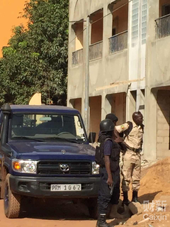 反恐警察在酒店楼下等待。 袁鸿鹏/财新世界说专员 