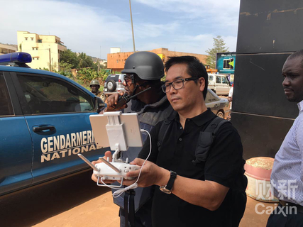 现场指挥官观看航拍视频。 袁鸿鹏/财新世界说专员 