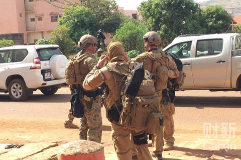 现场的法国的反恐警察。 袁鸿鹏/财新世界说专员 