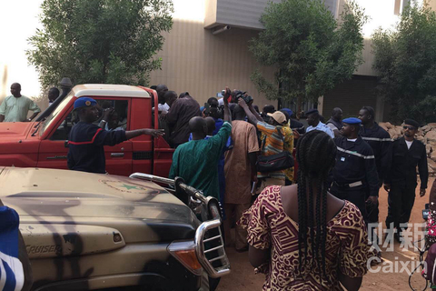 这是首批被解救的人质。 袁鸿鹏/财新世界说专员 