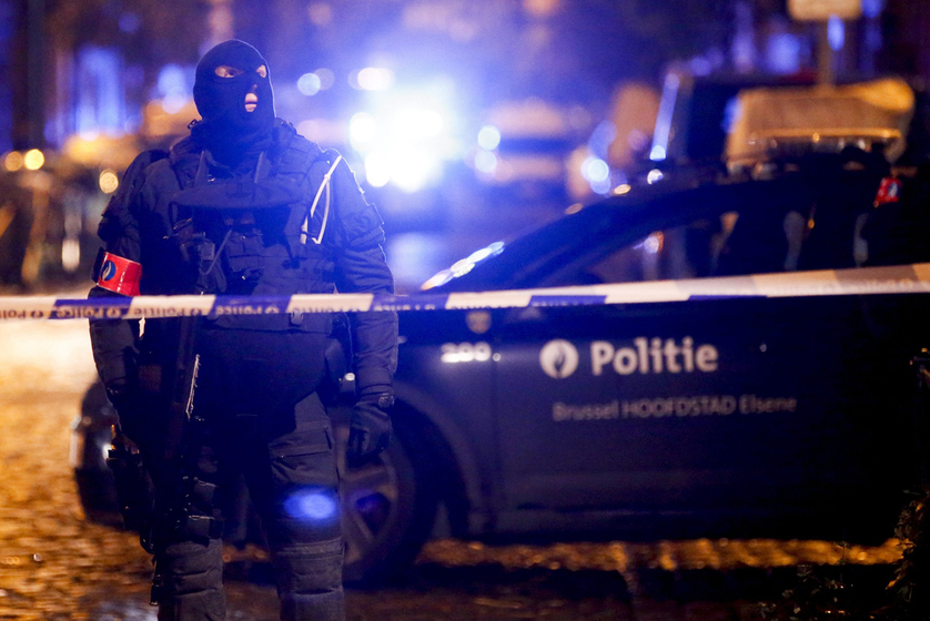 当地时间2015年11月22日，比利时布鲁塞尔，警察和士兵在街道巡逻。 OLIVIER HOSLET/东方IC_比利时逮捕16名恐怖组织嫌疑人 首都维持最高警戒