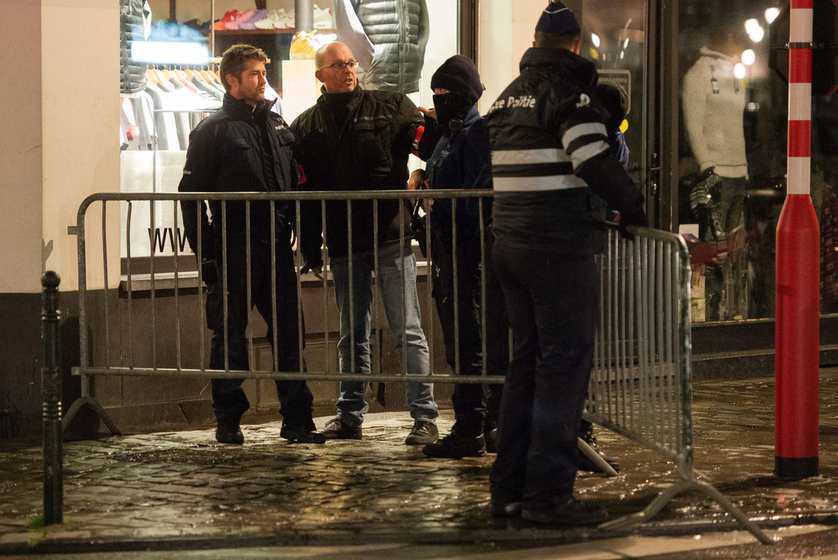 当地时间2015年11月22日，比利时布鲁塞尔，警察和士兵在街道巡逻。 STEPHANIE LECOCQ/东方IC _比利时逮捕16名恐怖组织嫌疑人 首都维持最高警戒
