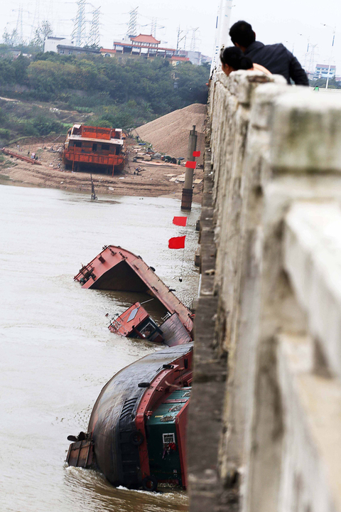 江西赣江涨水 两艘运砂船相继撞桥翻沉