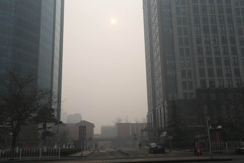 2015年11月30日，北京城笼罩在雾霾中，天空泛黑，能见度低。 北漂/东方IC