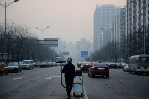 小伙用100天收集北京雾霾 灰尘制成板砖