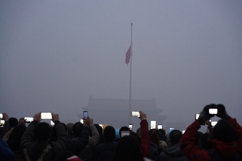 2015年12月1日清晨，北京天安门广场上民众在雾霾中观看升国旗仪式。已经持续多天的重霾天气，丝毫没有散场的趋势。 东方IC