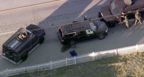 警方围捕枪手。 视觉中国