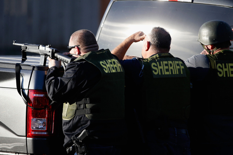 警方围捕枪手。 Sean M. Haffey/视觉中国