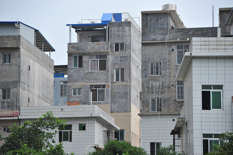 广西南宁城中村成房屋违建加高"重灾区"