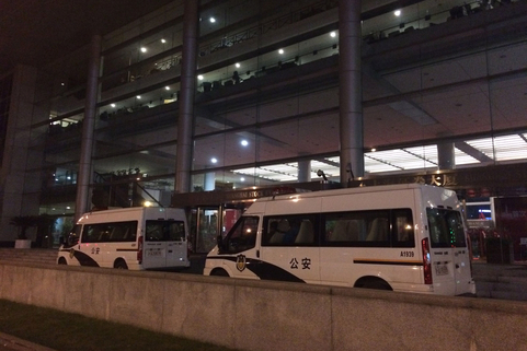 2015年12月8日，e租宝在上海证券大厦的办公地点楼下停放着警车。 张榆/财新记者