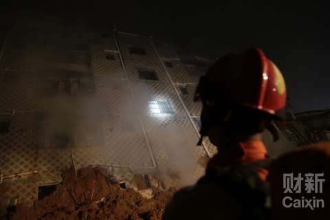 2015年12月20日11时40分，深圳市光明新区一工业园区附近发生山体滑坡，园区内20栋房屋倒塌。19时许，救援正在进行中。 梁莹菲/财新记者