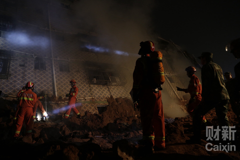 2015年12月20日11时40分，深圳市光明新区一工业园区附近发生山体滑坡，园区内20栋房屋倒塌。19时许，救援正在进行中。 梁莹菲/财新记者