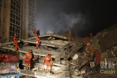 2015年12月20日11时40分，深圳市光明新区一工业园区附近发生山体滑坡，园区内20栋房屋倒塌。19时许，救援正在进行中。 梁莹菲/财新记者