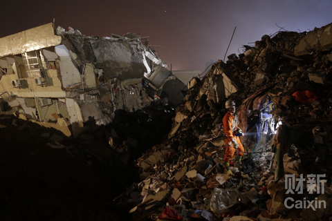 2015年12月20日11时40分，深圳市光明新区一工业园区附近发生山体滑坡，园区内20栋房屋倒塌。19时许，救援正在进行中。 梁莹菲/财新记者