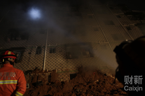 2015年12月20日11时40分，深圳市光明新区一工业园区附近发生山体滑坡，园区内20栋房屋倒塌。19时许，救援正在进行中。 梁莹菲/财新记者