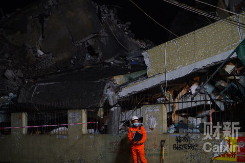 2015年12月20日11时40分，深圳市光明新区一工业园区附近发生山体滑坡，园区内20栋房屋倒塌。19时许，救援正在进行中。 梁莹菲/财新记者