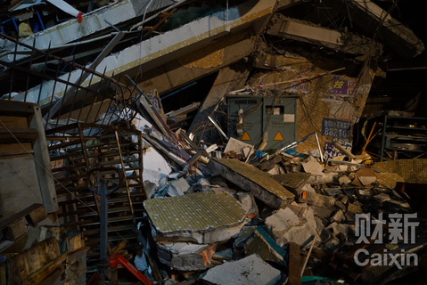 2015年12月20日11时40分，深圳市光明新区一工业园区附近发生山体滑坡，园区内20栋房屋倒塌。19时许，救援正在进行中。 梁莹菲/财新记者