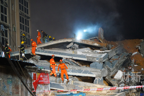 2015年12月20日11时40分，深圳市光明新区一工业园区附近发生山体滑坡，园区内20栋房屋倒塌。19时许，救援正在进行中。 梁莹菲/财新记者