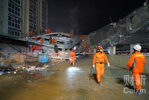 2015年12月20日11时40分，深圳市光明新区一工业园区附近发生山体滑坡，园区内20栋房屋倒塌。19时许，救援正在进行中。 梁莹菲/财新记者