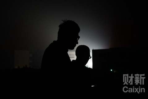 20时许，救援人员连夜救援。这堆泥土下面埋着大约三四间厂房，泥土约有三层楼高，两辆挖掘机正在挖开泥土搜寻生还者。 梁莹菲/财新记者