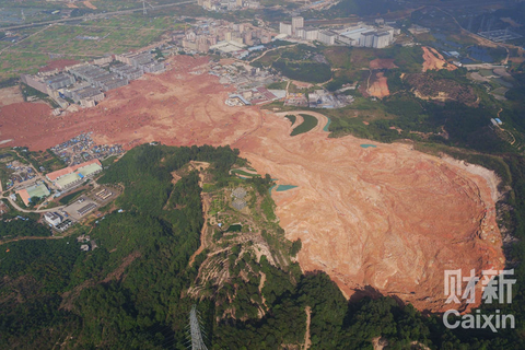 2015年12月24日，广东深圳，首次从山顶塌方处往下拍摄全景。 郭现中/财新记者
