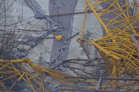 事故现场遗落的安全帽. 东方ic