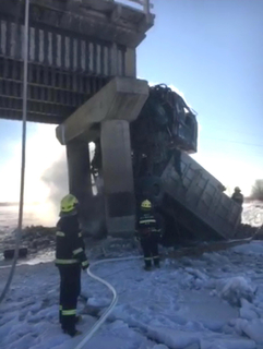 黑龙江省齐齐哈尔市富裕县塔哈乡塔哈河大桥，两辆大货车坠桥掉落在冰面上起火。 刘少峰/东方IC 