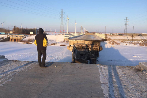 事发时，有一辆货车停靠在塔哈河大桥上，车内处于无人状态，随后当另一辆货车行驶至事故路段时，大桥突然发生坍导致两辆货车同时坠落在冰面上。 海军/视觉中国 