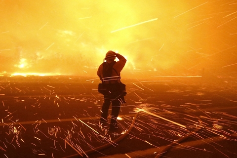 年12月26日,美国加州文图拉县索利马尔地区发生森林火灾,消防员灭火