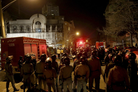 当地时间2016年1月2日，伊朗德黑兰，示威者向驻当地的沙特驻伊朗大使馆投掷汽油弹，甚至打破玻璃、冲进大使馆内大肆破坏。 东方IC