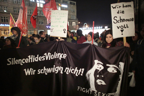 多名妇女集会抗议新年夜数十名妇女遭受性侵抢劫等伤害。 东方IC