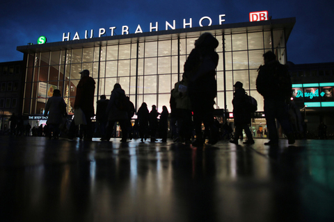 当地时间2016年1月5日，德国科隆，德国警方在科隆中心地铁站抓捕嫌疑犯。据报道数十名妇女此前举报在新年夜受到众多男子性侵和抢劫。 东方IC