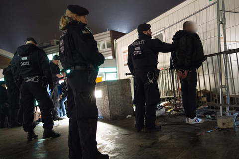 当地时间2016年1月5日，德国科隆，德国警方在科隆中心地铁站抓捕嫌疑犯。据报道数十名妇女此前举报在新年夜受到众多男子性侵和抢劫。 东方IC