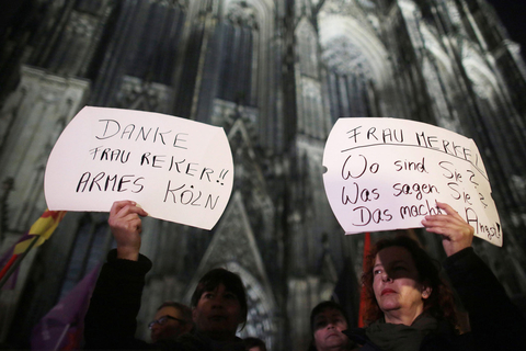 多名妇女集会在科隆大教堂前示威，抗议新年夜数十名妇女遭受性侵抢劫等伤害。 东方IC