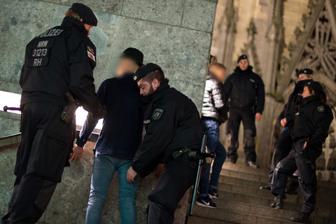当地时间2016年1月5日，德国科隆，德国警方在科隆中心地铁站搜查嫌疑犯。据报道，2015年12月31日晚，大批民众聚集在科隆市区主要火车站和教堂外庆祝新年即将来临。约1000名“醉酒和富有攻击性”的青年男子趁机作案，目前约90名妇女向警方举报受到众多男子性侵和抢劫，其中包括一名便衣女警。目击者称涉案男性是阿拉伯人或北非人长相。科隆市长则表示目前不应急于下定论。 MARIUS BECKER/东方IC