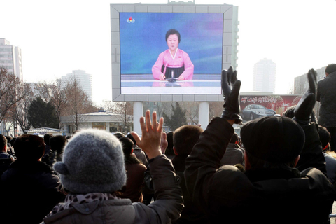 当地时间2016年1月6日，朝鲜平壤，朝鲜民众收看电视台关于第一枚氢弹成功试验的新闻报道。 东方IC 