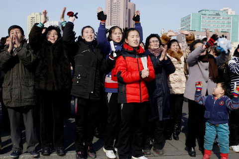 当地时间2016年1月6日，朝鲜平壤，朝鲜民众收看电视台关于第一枚氢弹成功试验的新闻报道。 东方IC 