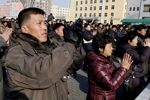 当地时间2016年1月6日，朝鲜平壤，朝鲜民众收看电视台关于第一枚氢弹成功试验的新闻报道。 东方IC 