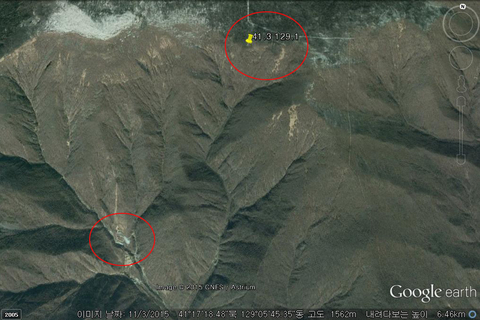 zi当地时间2015年11月3日，谷歌地球卫星照片显示的朝鲜丰溪里核试验场（下方红圈），上方红圈则是“地震”震中。当地时间2015年1月6日，据朝鲜媒体报道，朝鲜方面当天进行了氢弹试验。 视觉中国