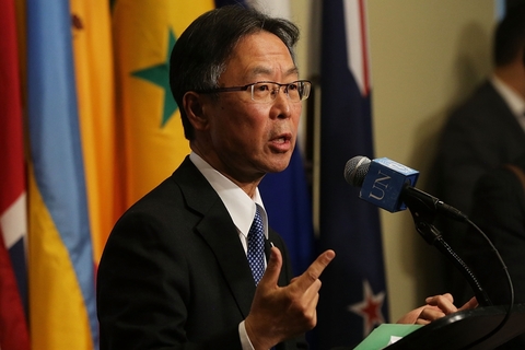 日本常驻联合国代表吉川元伟在会议召开前对媒体发言。