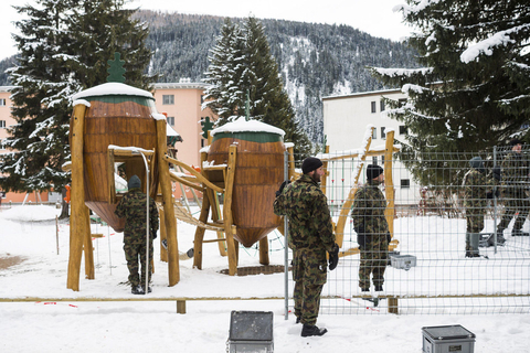 当地时间2016年1月7日，瑞士达沃斯，世界经济论坛2016年年会将于1月20日至1月23日在瑞士小镇达沃斯举行。论坛临近，瑞士方面安保工作严格有序进行中。 GIAN EHRENZELLER/东方IC