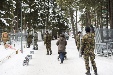 论坛临近，瑞士方面安保工作严格有序进行中。 GIAN EHRENZELLER/东方IC