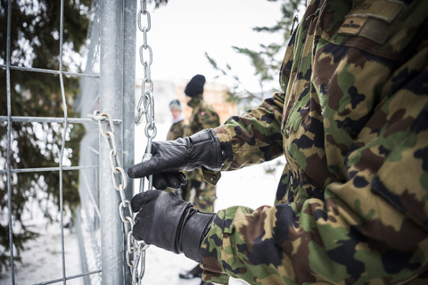 论坛临近，瑞士方面安保工作严格有序进行中。 GIAN EHRENZELLER/东方IC