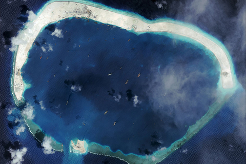 2015年1月18日消息，美国智库“战略与国际问题研究中心”(CSIS)近日公布中国南沙群岛目前第一大岛和第二大岛美济礁、渚碧礁的填海造陆照片。目前美济礁约6平方公里，渚碧礁约4.3平方公里，永暑礁约2.8平方公里，三岛总陆域面积达到13平方公里。而此前最大的岛屿太平岛只有0.51平方公里。2016年1月8日，卫星图片显示的美济礁。 视觉中国