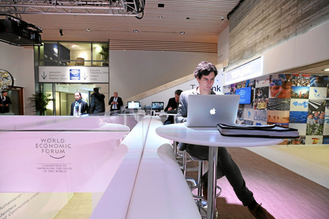世界经济论坛媒体中心，记者正在用笔记本电脑上网。 小白/东方IC