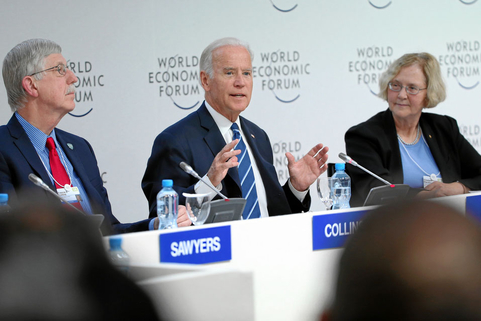 当地时间2016年1月20日，瑞士达沃斯，参加论坛的美国副总统约瑟夫-拜登（中）、加州大学教授伊丽莎白-布莱克本（右）和美国国立卫生研究院院长弗朗西斯-柯林斯（左）。 小白/东方IC