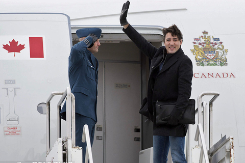 加拿大新任总理特鲁多乘坐专机抵达会议驻地达沃斯。 小白/东方IC