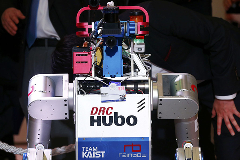 该机器人在去年由美国国防部主办的一场机器人比赛中，击败了22个国际竞争对手，获得了200万美元的奖金。 Ruben Sprich/视觉中国