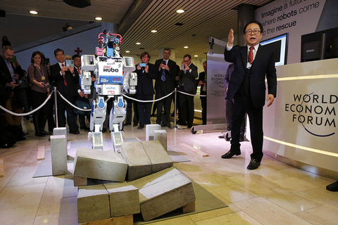 机器人HUBO在韩国科学技术高等研究所研制成功。 Ruben Sprich/视觉中国